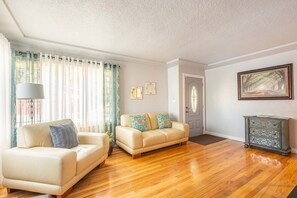 Smart TV, books - CENTRAL LOCATION, DUPLEX CLOSE TO ALBERTA ART DISTRICT!! (Portland)