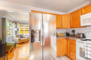 Fridge, microwave, oven, stovetop - CENTRAL LOCATION, DUPLEX CLOSE TO ALBERTA ART DISTRICT!! (Portland)