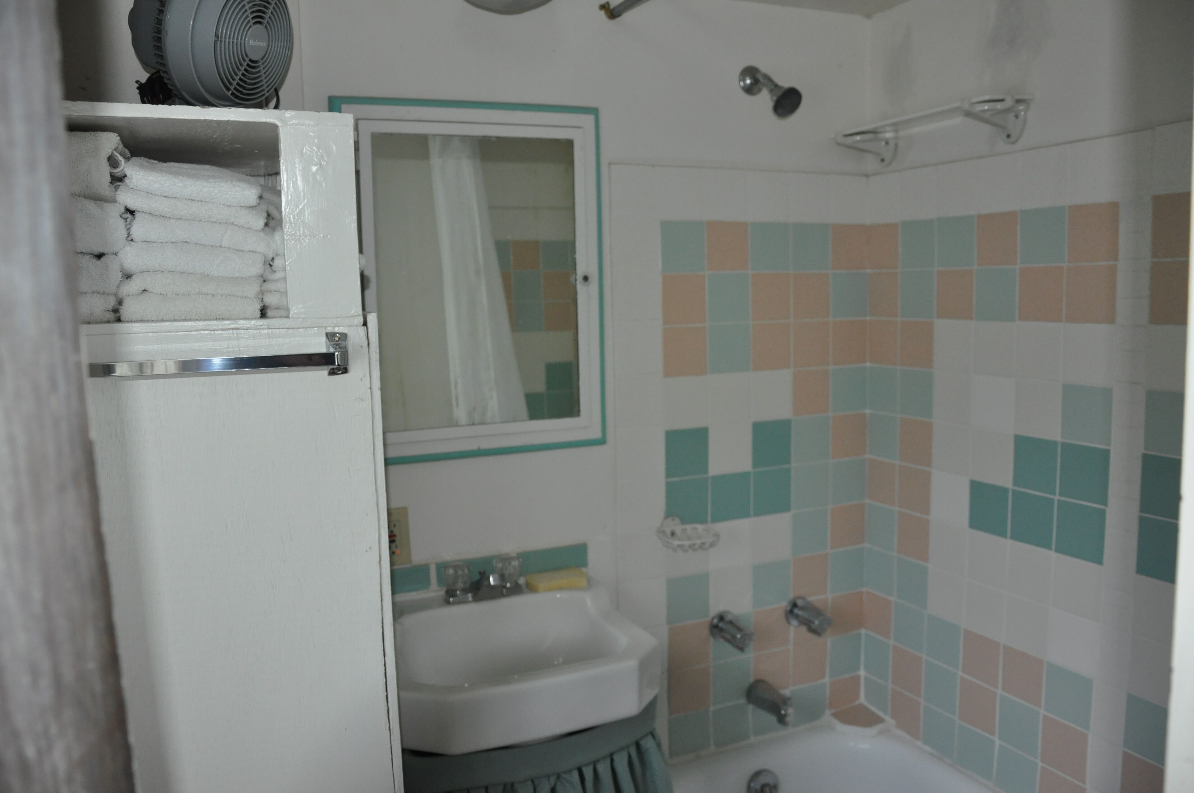 A cozy country "Doll House," with everything to meet your needs.