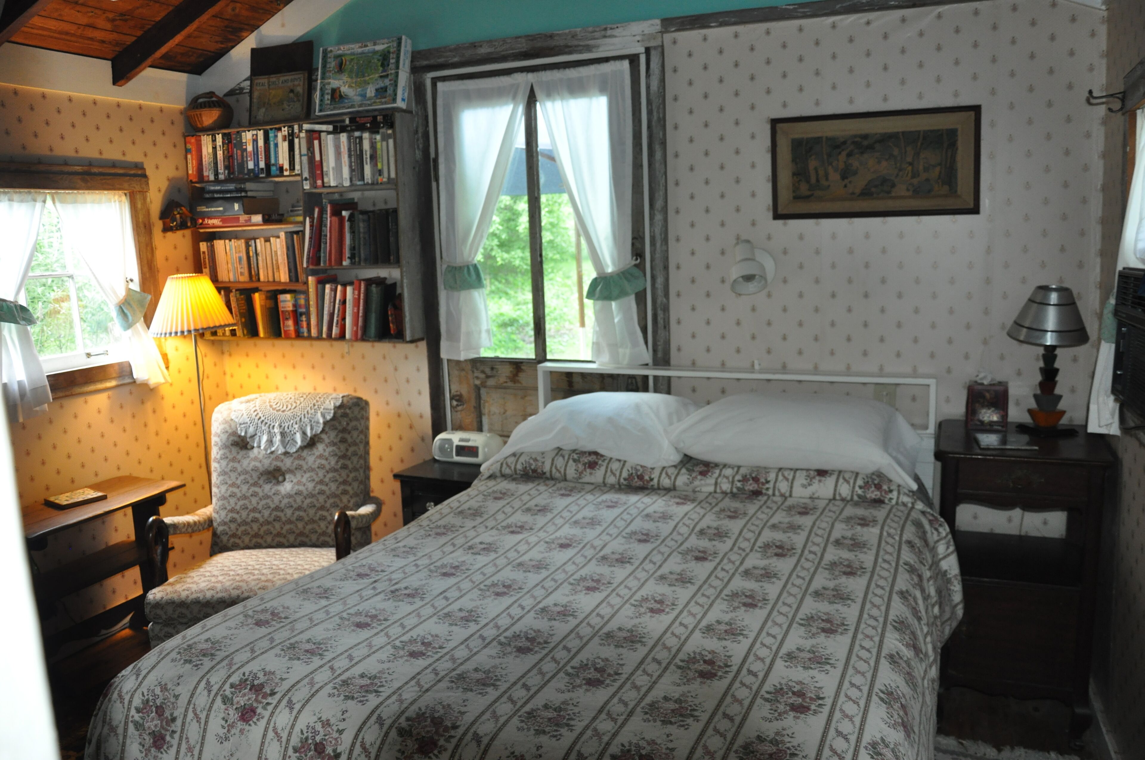 A cozy country "Doll House," with everything to meet your needs.