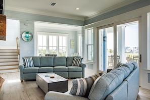 Smart TV, chimenea, reproductor de DVD y futbolito