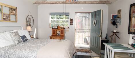 1 quarto, escrivaninha, ferros/tábuas de passar roupa, berço de viagem