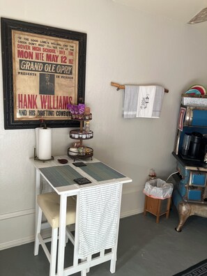 Interior - CHUCKELLI FARM's COZY COTTAGE (Placerville)