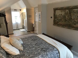 This bedroom has an adjoining private bathroom. with a whirlpool tub and shower. - 4 bedroom all suite country home features a wrap around porch on an acre of land (Portsmouth)