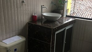 Căn hộ dành cho gia đình, 3 phòng ngủ, không hút thuốc, quang cảnh thành phố | Phòng tắm | Bồn tắm ngâm, khăn tắm 