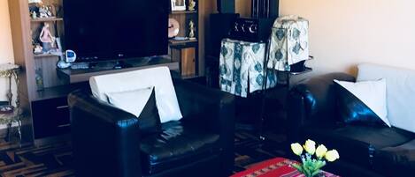 Family Apartment, 3 Bedrooms, Non Smoking, City View | Living room | 32-inch Smart TV with cable channels, TV, Netflix