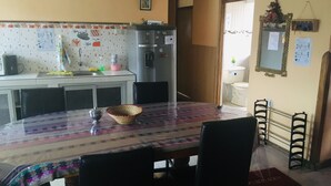 Căn hộ dành cho gia đình, 3 phòng ngủ, không hút thuốc, quang cảnh thành phố | Khu vực ăn uống tại phòng
