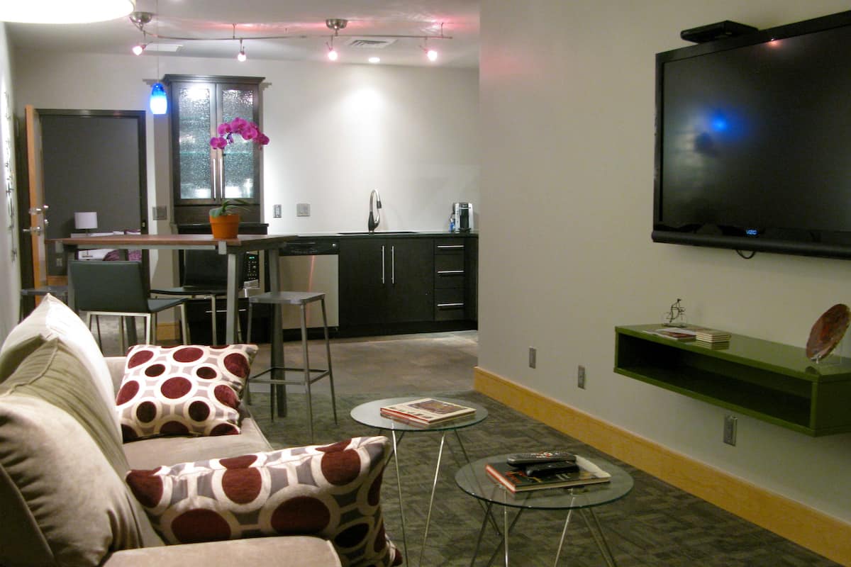 Courthouse Suite | Living room | Flat-screen TV