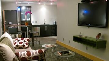 Courthouse Suite | Living room | Flat-screen TV