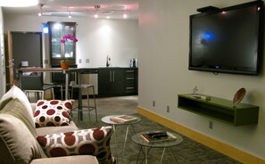 Deluxe Suite, 1 Queen Bed with Sofa bed, Non Smoking | Living room