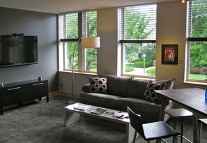Wylie Suite | Courtyard view - Suites at 118 (Bloomington)