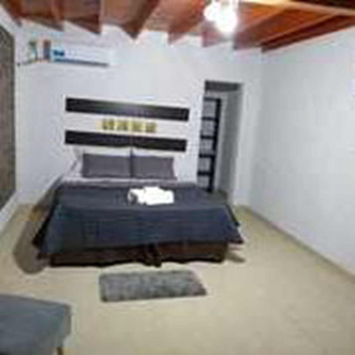 Habitación estándar, 1 cama de matrimonio grande, no fumadores | Cortinas opacas, cunas o camas infantiles (de pago), camas supletorias