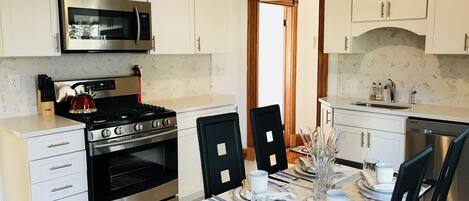 Een koelkast, een magnetron, een oven, een kookplaat