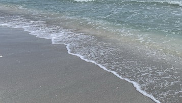 Ranta lähistöllä, aurinkotuoleja