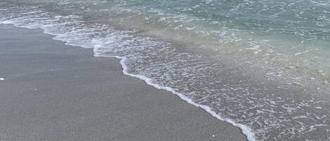 Vlak bij het strand, ligstoelen aan het strand
