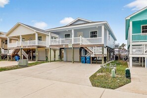 Une propriété située en bord de mer, dotée d’un patio couvert, d’un garage et d’un petit jardin.