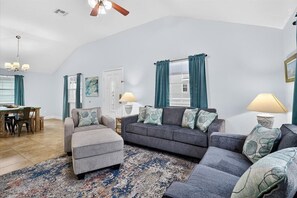 Smart TV, ping pong, video library - ¡Pura Playa!  Home, Cart & Private Heated Pool! Dogs ok! (Port Aransas)
