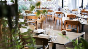 Dining - Belle Escapes Poolview Suite 55 Alamanda Resort Palm Cove (Palm Cove)