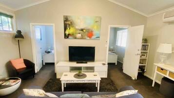 Smart-tv, een open haard, Netflix en een dvd-speler