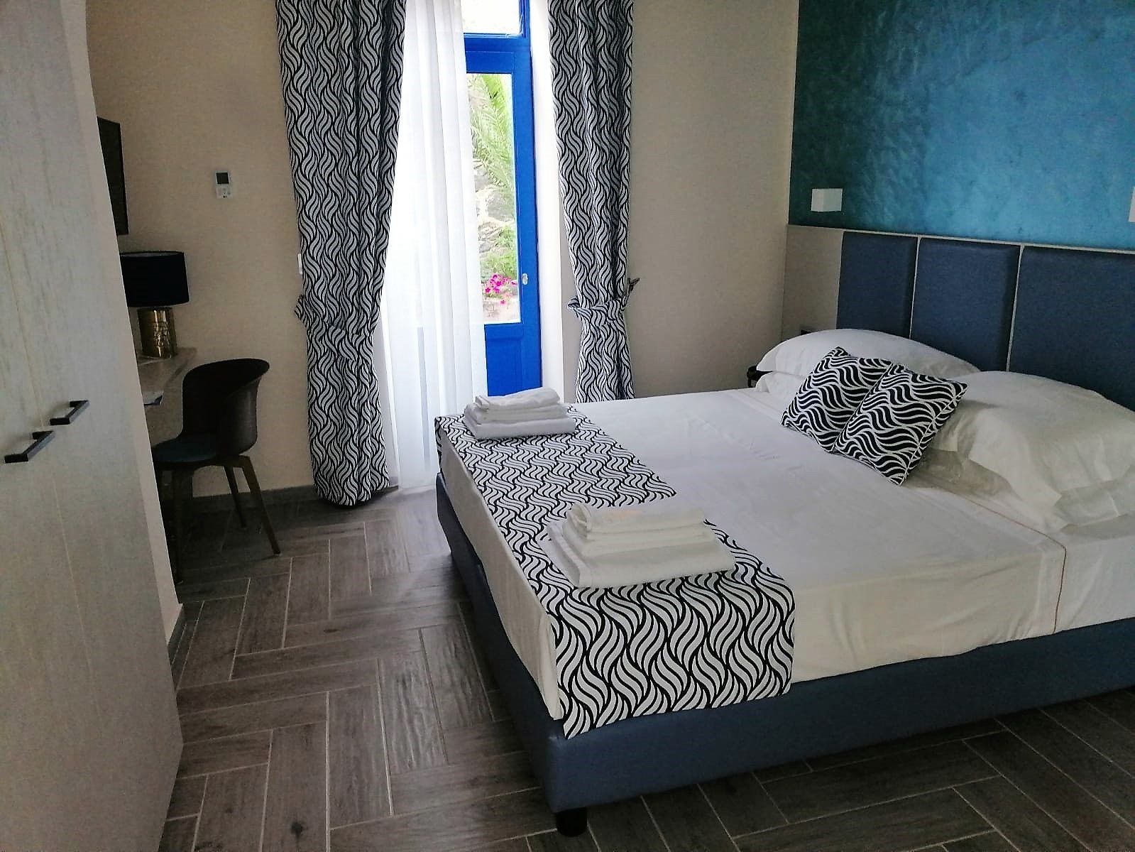 Habitación clásica con 1 cama matrimonial o 2 individuales, 1 habitación, vista parcial al mar | Sábanas italianas Frette, ropa de cama de alta calidad y edredón 