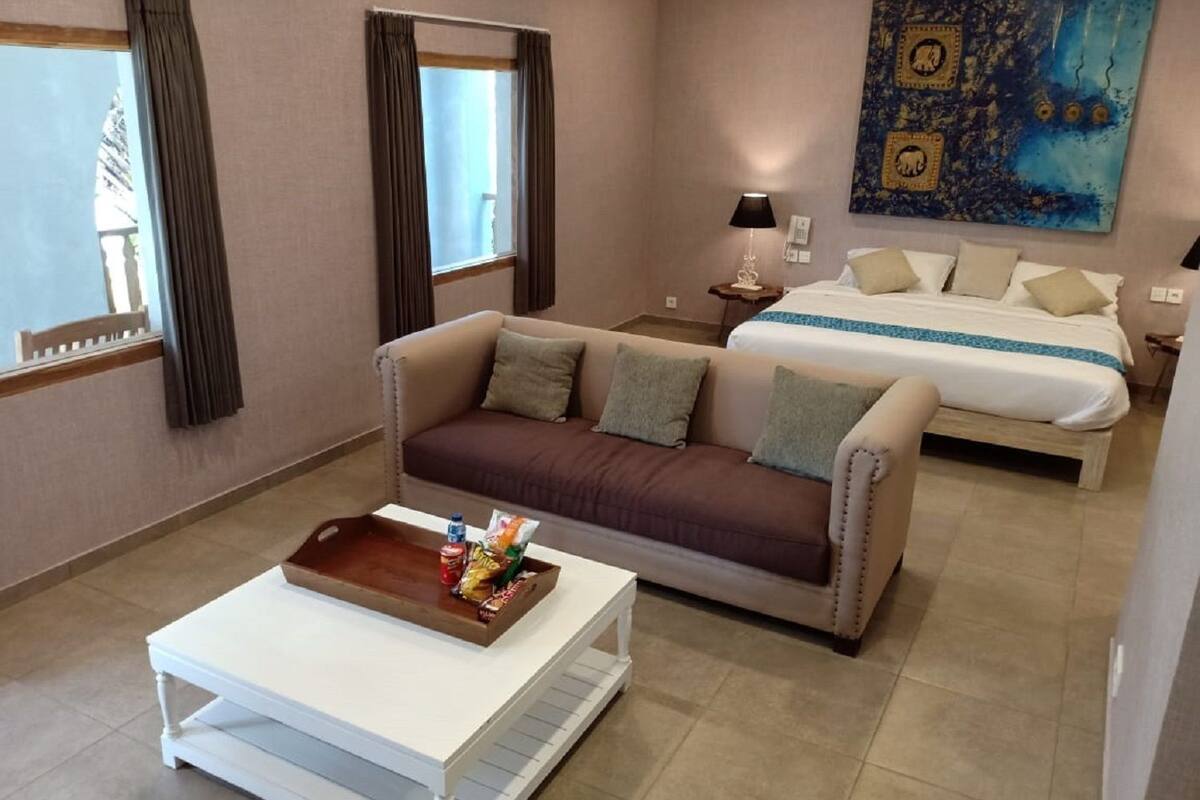 Deluxe King Room | Escritorio, sistema de insonorización, ropa de cama