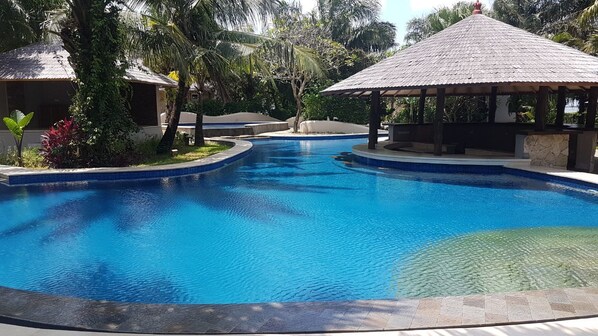 Piscina externa, funciona das 6h às 20h, espreguiçadeiras