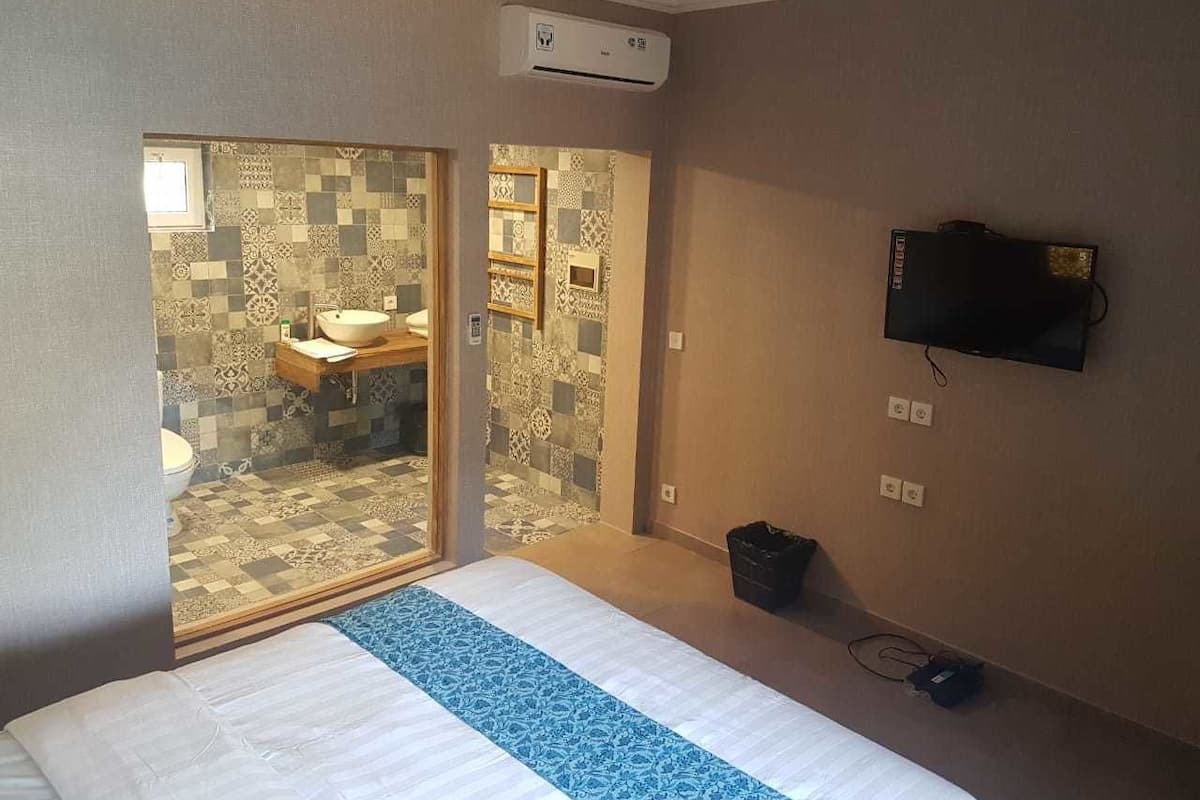 Budget Double Room | Baño | Ducha, artículos de higiene personal gratuitos, zapatillas y toallas