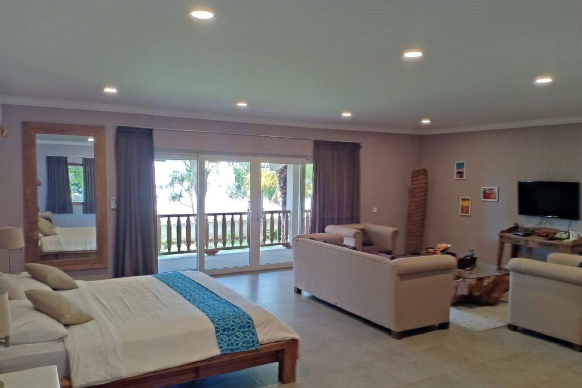 Studio with Sea View | Escritorio, sistema de insonorización, ropa de cama
