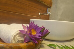 Economy Triple Room, Multiple Beds, Smoking, Garden View | Bathroom