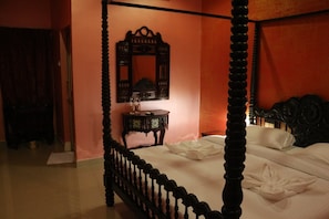 In-room safe, iron/ironing board, rollaway beds, free WiFi - Chola Heritage (Karaikudi)