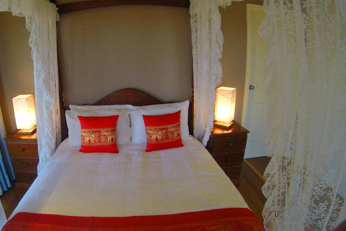 4 bedrooms, iron/ironing board, WiFi (free), bed sheets