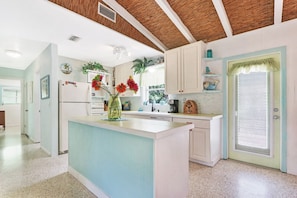 冷蔵庫、電子レンジ、オーブン、コンロ