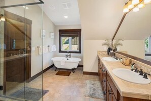 Bathtub, hair dryer - Golf View, Hot Tub, Suncadia Pool Access (Cle Elum)