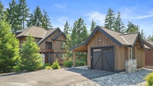 A modern two-story house with a covered garage and a driveway. - Golf View, Hot Tub, Suncadia Pool Access (Cle Elum)