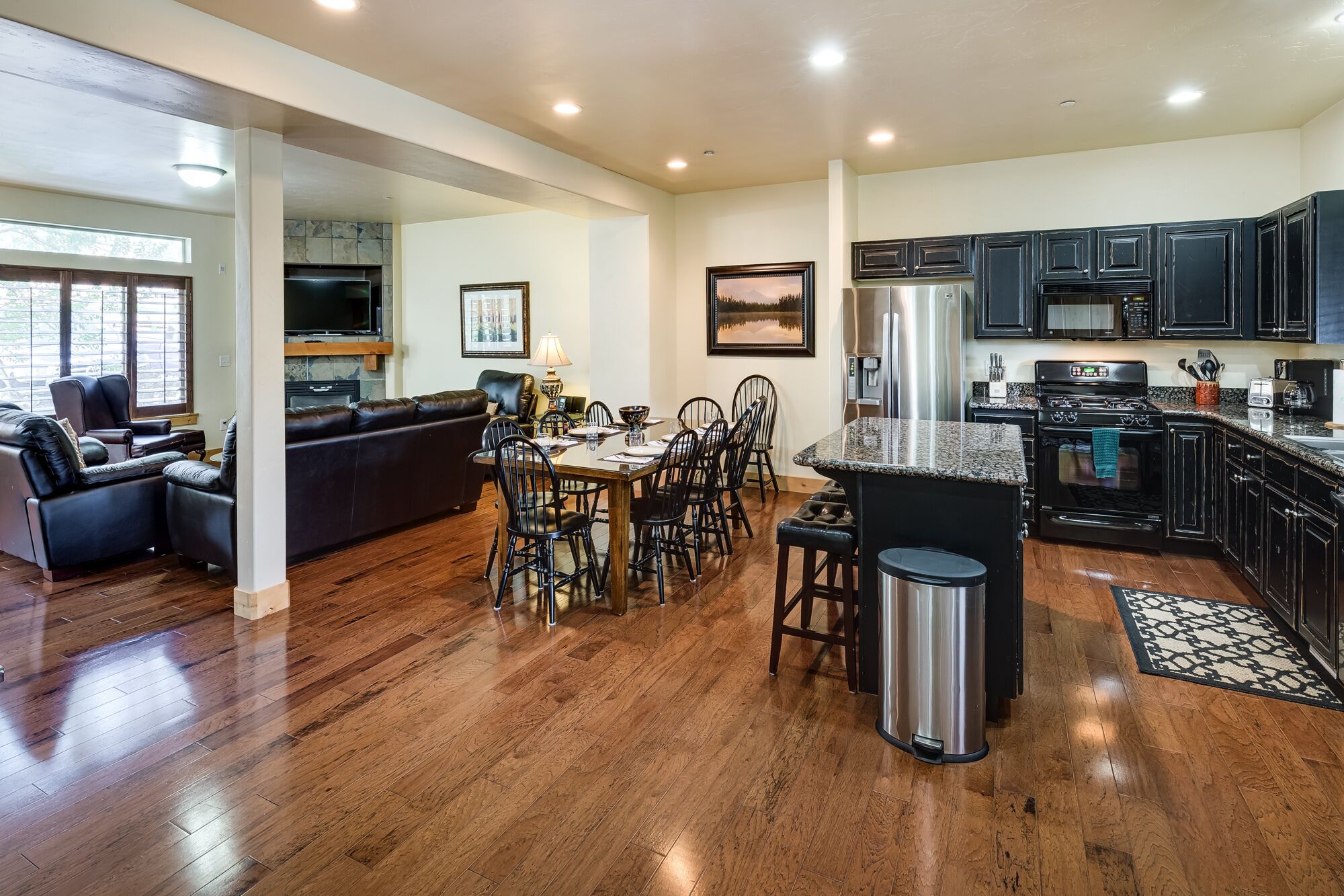 4 BR 3 1/2 Ba Townhouse-Gas grill, hot tub, X-Box