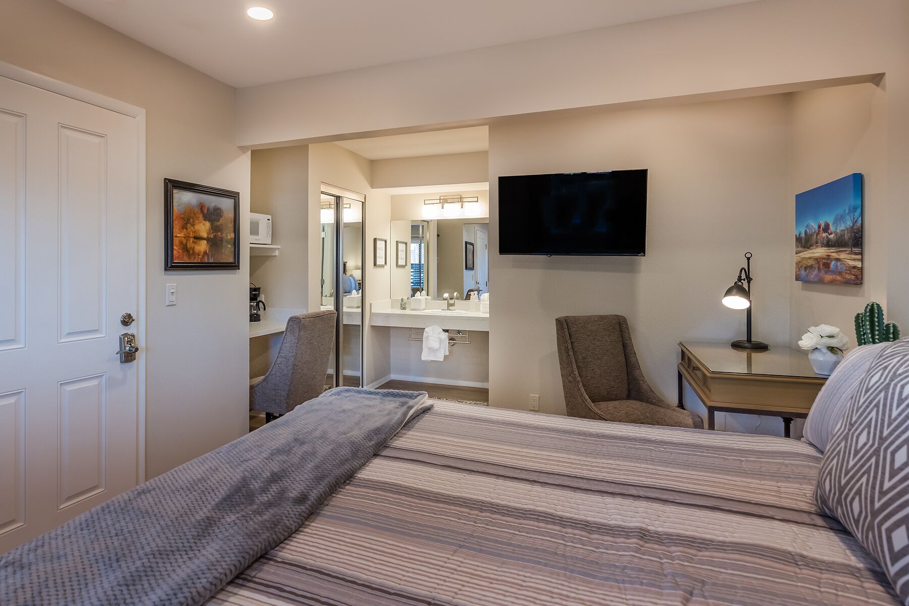 Saguaro Junior Suite #101 @ Sedona Uptown Suites