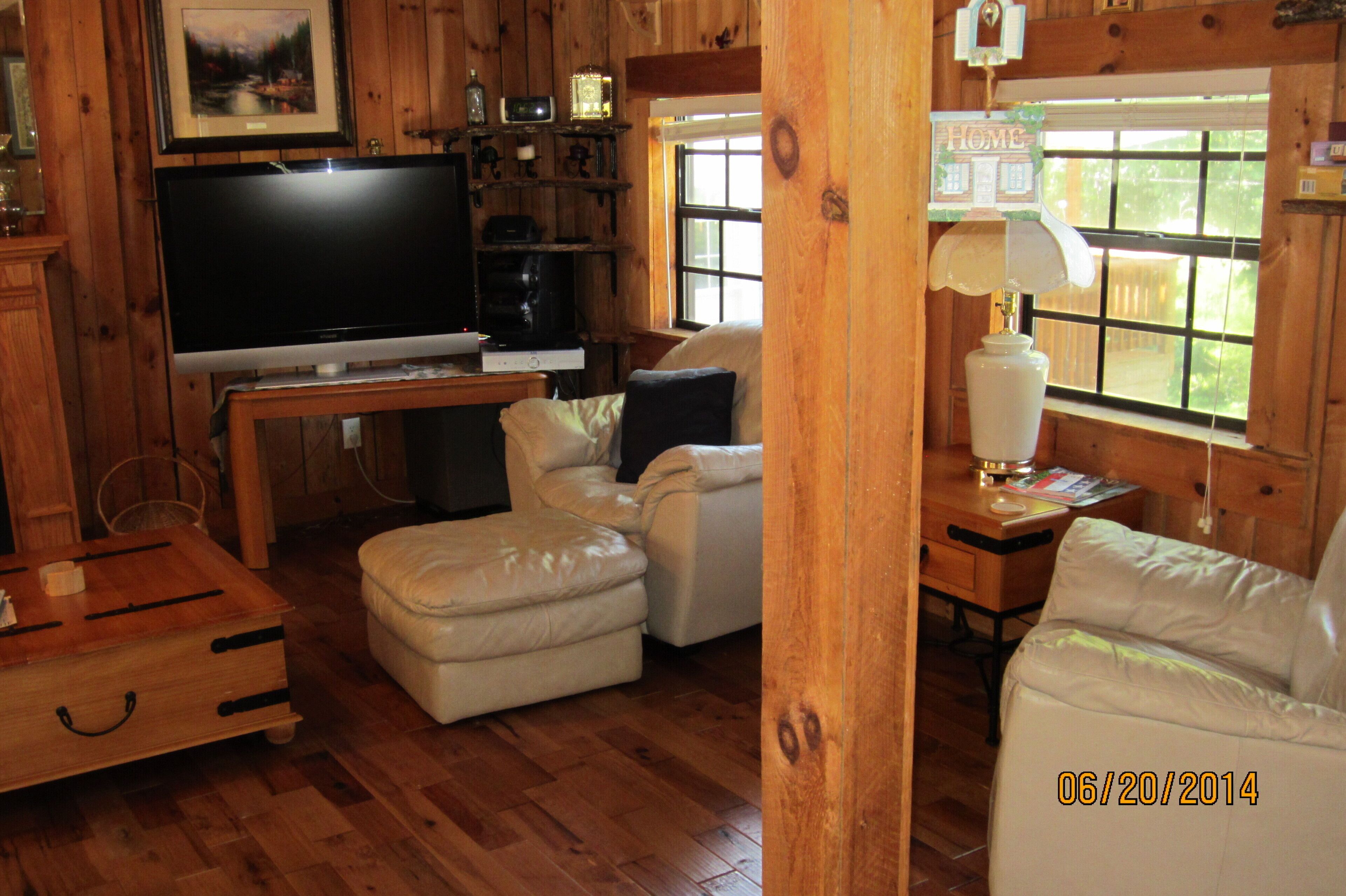 Private!  Hot Tubs, Massage Chairs, White Water River 10 FT away Large Decks
