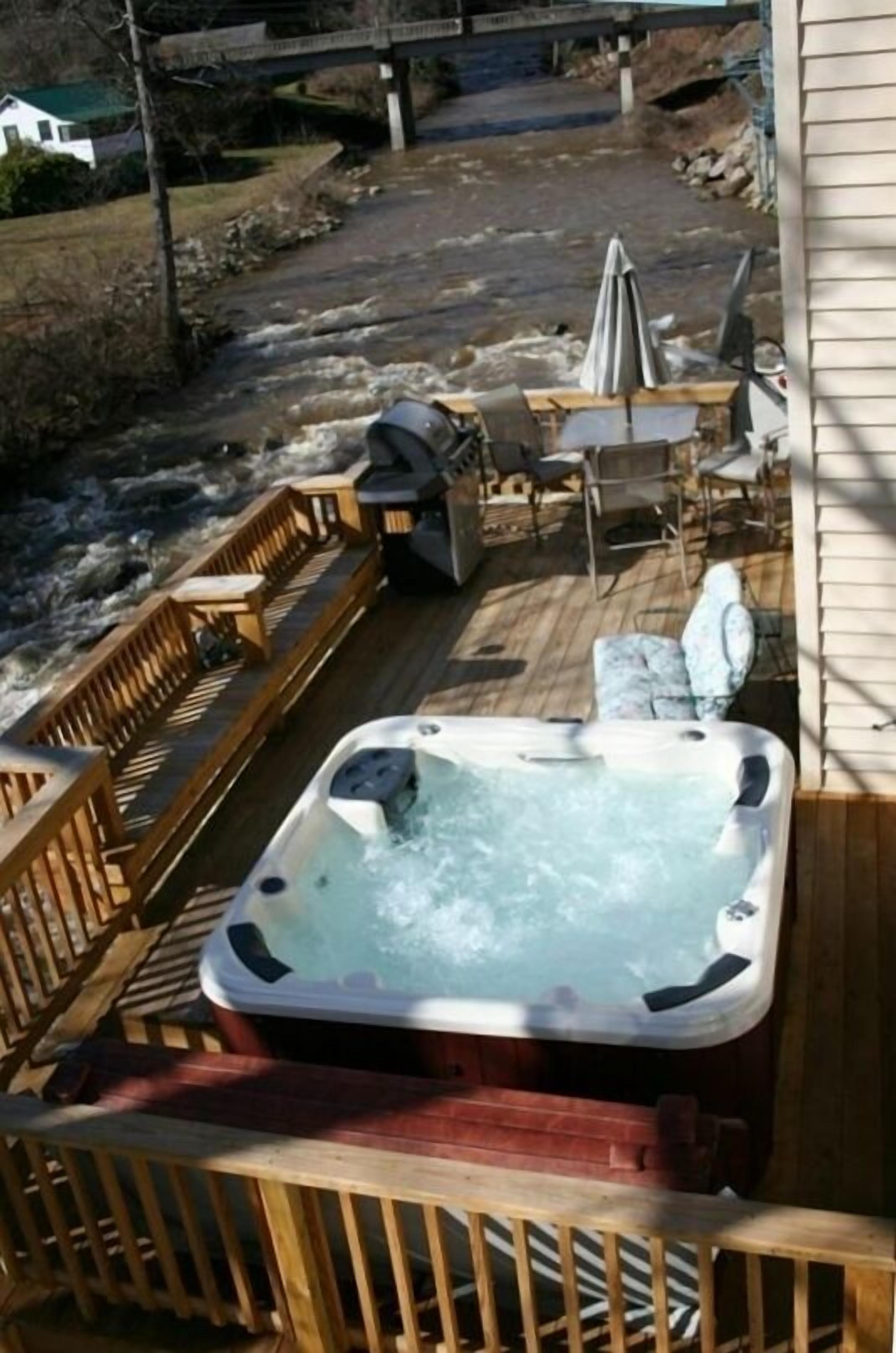 Private!  Hot Tubs, Massage Chairs, White Water River 10 FT away Large Decks