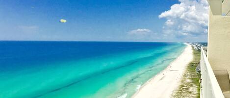 En la playa y camastros