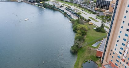 NEWLY RENOVATED*2 Bedroom Resort Condo @ Highrise Walking distance to UNIVERSAL