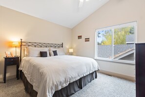 4 habitaciones, escritorio y tabla de planchar con plancha 