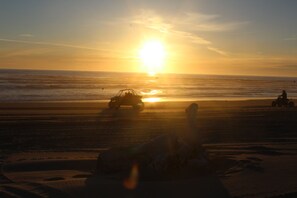 Beach - Direct Dune Access Sleeps 10 In House, 6 In BunkHouses - Bath Houses. (North Bend)