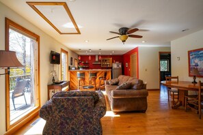 Smart TV, video games, DVD player, books - Garagemahal (Davis)