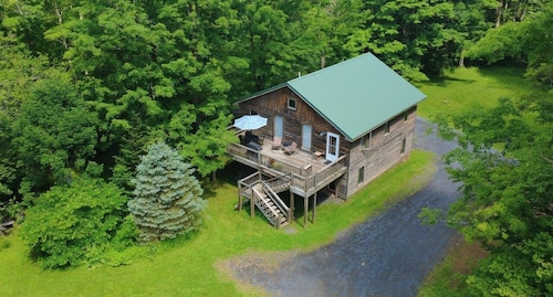 Garagemahal! Trails and waterfalls right out the door, forested and quiet.