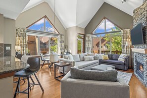 Smart TV, fireplace, DVD player - Luxury Vacation Corner Penthouse Suite (Canmore)