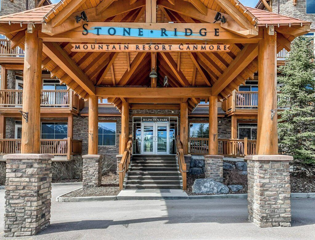 Entrén till Stone Ridge Mountain Resort i Canmore består av en paviljong av trä, stenpelare och en skylt som visar vägen till Lincoln Park.