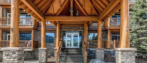 Entrén till Stone Ridge Mountain Resort i Canmore består av en paviljong av trä, stenpelare och en skylt som visar vägen till Lincoln Park.