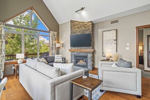 Smart TV, fireplace, DVD player - Luxury Vacation Corner Penthouse Suite (Canmore)