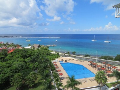 Luxurious 4 Bed/4 Bath with Million Dollar Views