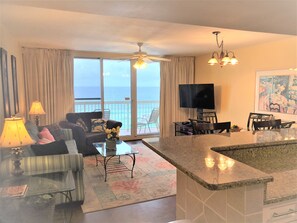 Älytelevisio, DVD-soitin, kirjoja, stereot